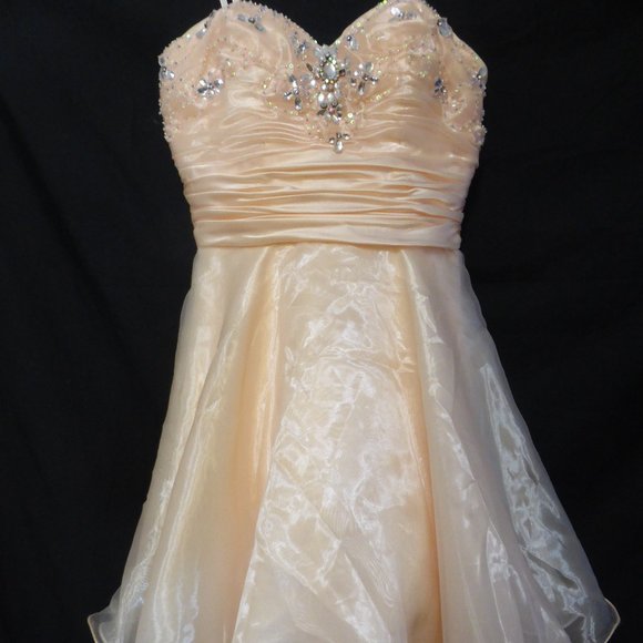 BEE DARLIN size 5/6 peach dress with bead design